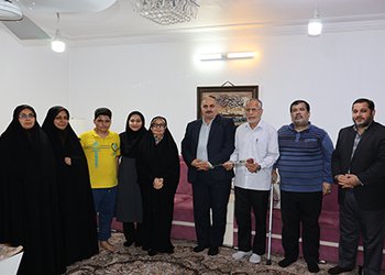 دیدار معاون سیاسی امنیتی و اجتماعی فرمانداری شهرستان بوشهر با خانواده شهید ناو موشک‌انداز پیکان